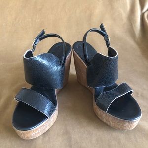 EUC Matisse crackle leather wedge